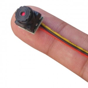 Размер мини  скрытой видеокамеры относительно пальца
