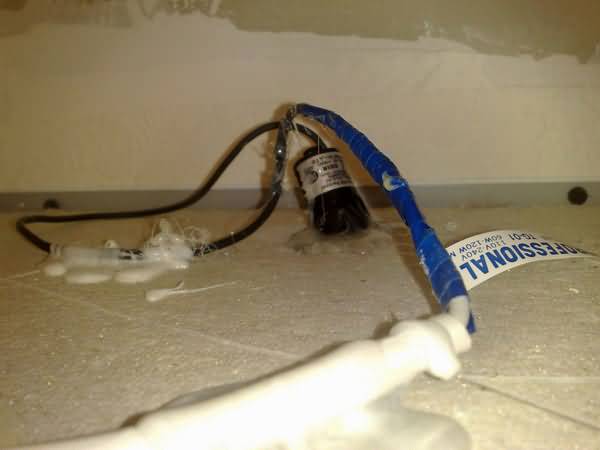 Установленная скрытая видеокамера в подвесной потолок Армстронг. Вид из под потолка