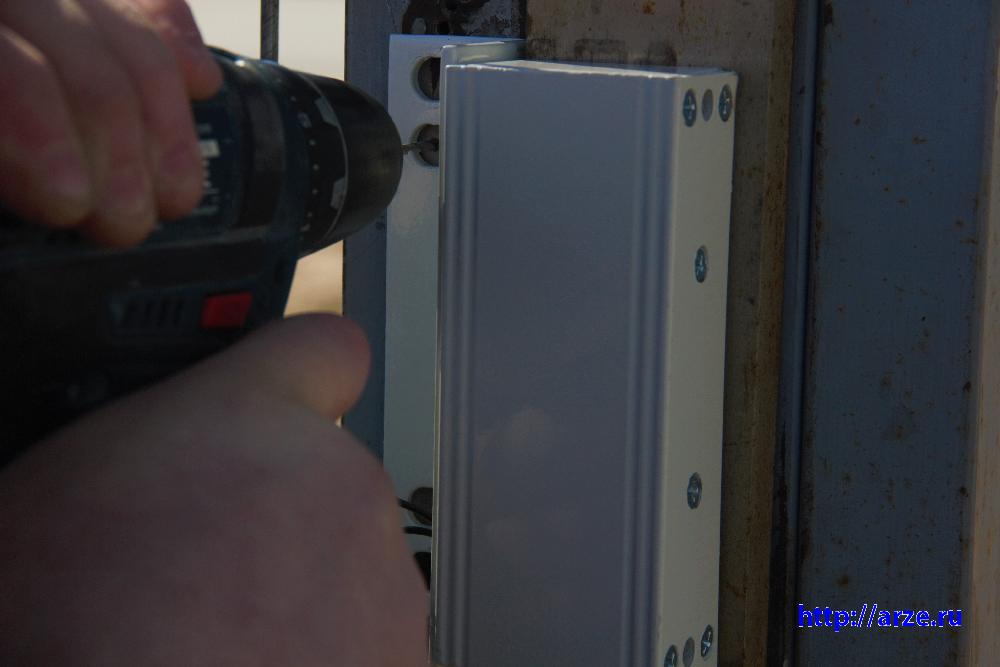 установка электромагнитного замка на металлическую дверь калитки